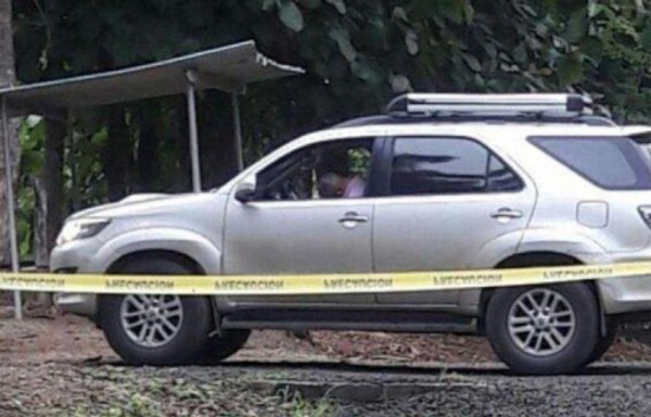 Fueron hallados dentro del auto.