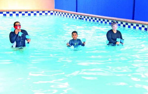 Con terapia acuática atienden estudiantes de 2 a 18 años.