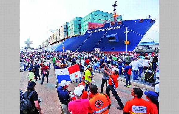Tránsito inaugural del buque neopanamax COSCO Shipping Panama en el tercer juego de esclusas.