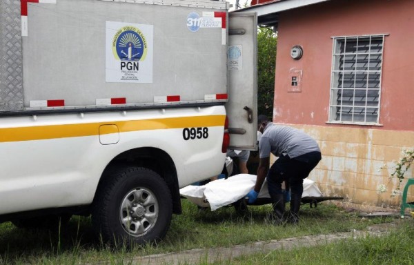 Su pareja contó que el extranjero había ido a la tienda y al regresar venía muy alterado, se cayó y golpeó