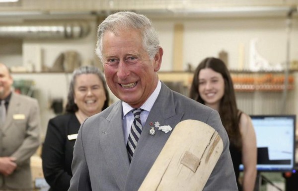 Príncipe Carlos visita Universidad Holland.