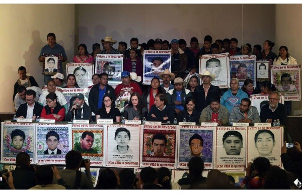 Familiares de los 43 estudiantes dan una rueda de prensa en la ciudad de México.