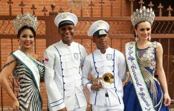 Reinas e integrantes de la banda del colegio FOC.