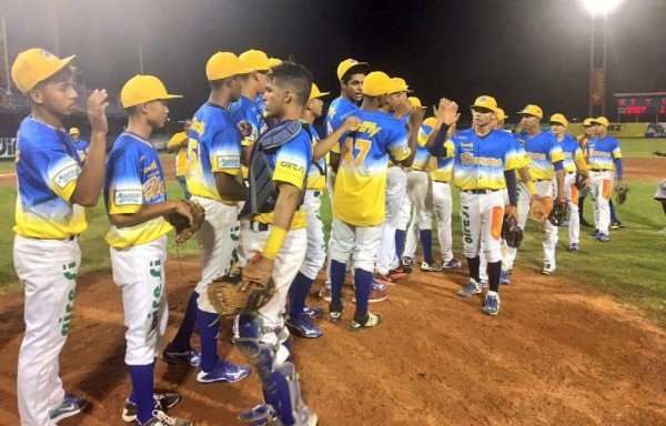 DESDE LAS 7 DE LA NOCHE SE JUEGA LA SEMIFINAL ENTRE HERRERA Y EL ESTE | Con hambre de más historia el equipo de Panamá Este recibe hoy a Herrera en el tercer partido de esa semifinal del Béisbol Juvenil. La serie está empatada 1-1. Esta noche, los Potros podrían darle la responsabilidad de abrir a Juan Solís, mientras que Herrera saldría con su principal carta en el montículo, Olíver Lezcano.