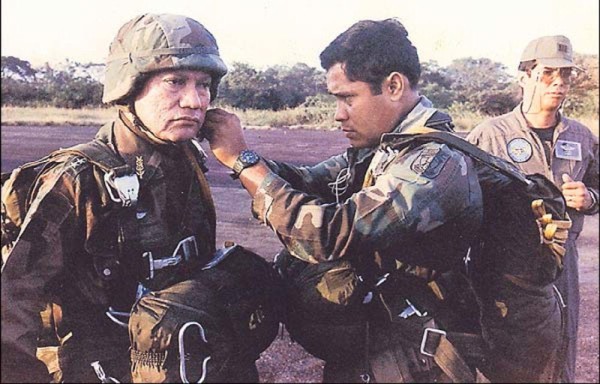 Noriega y Gaitán (d) en un entrenamiento de paracaídas en Cimarrón