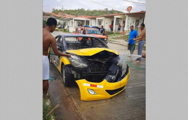 Vecinos ayudaron a Karen a salir del auto y capturaron al agresor.