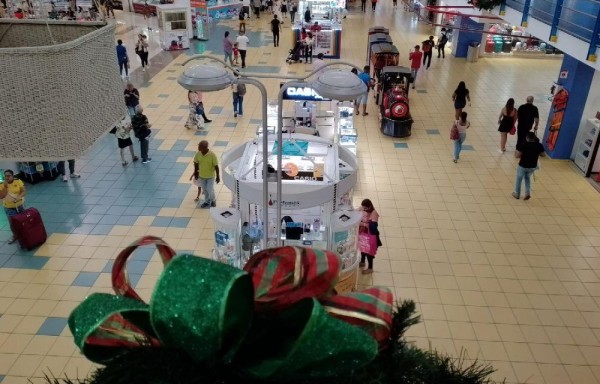 Los centros comerciales ya están preparados para vender de todo a los compradores en esta época.