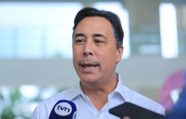 El aspirante presidencial Melitón Arrocha se presentó en el TE