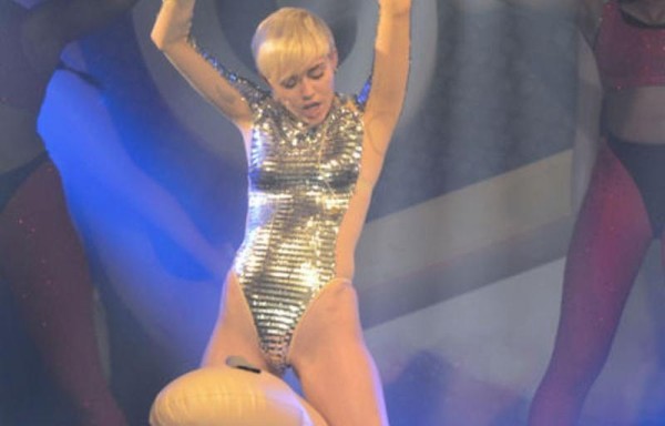 Miley Cyrus se pasa al porno