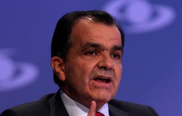 Óscar Iván Zuluaga (i), del partido Centro Democrático, y el candidato a la reelección, Juan Manuel Santos (d), participan en debate organizado por Caracol.