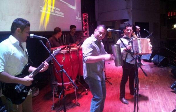 Flores está al frente de ‘Tavo Flores y los tipiqueros’.