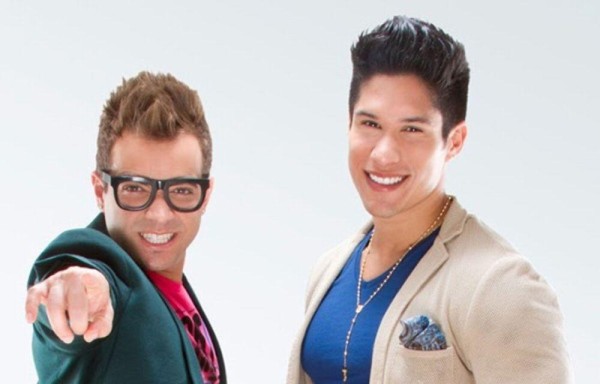 Chino y Nacho entregan 20 mil dólares en instrumentos musicales