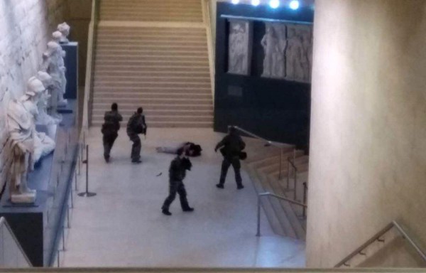 El atacante sacó un machete e intentó atacar a los soldados cuando se le negó la entrada al museo