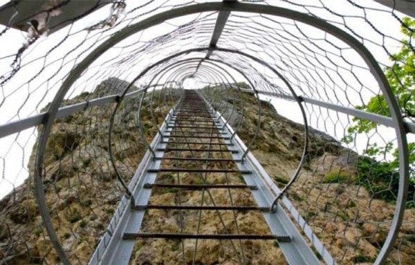 Vive en la cima de un monolito para estar cerca de Dios