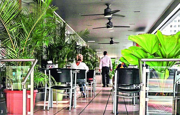 Dueños de restaurantes piden al Gobierno reevaluar el toque de queda.
