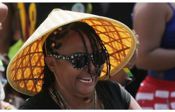 Mostró su original sombrero