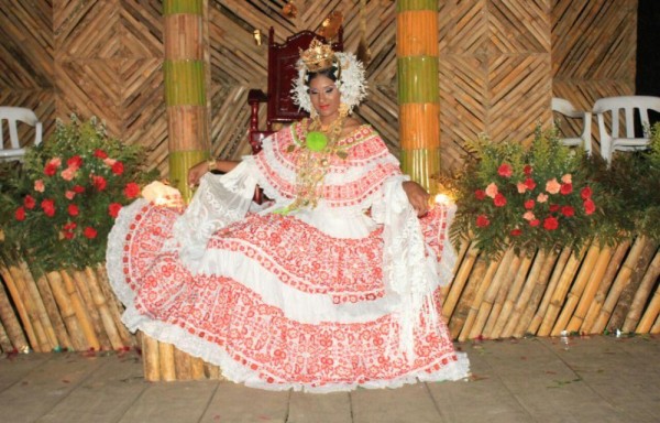 Ama las tradiciones de su tierra y siente orgullo de haber nacido allí.