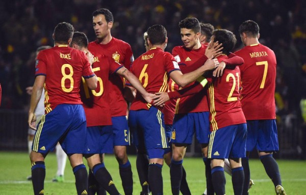 Los españoles celebran la victoria ante los macedonios.