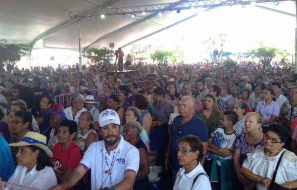 Miles de personas abarrotaron los predios de la basílica.
