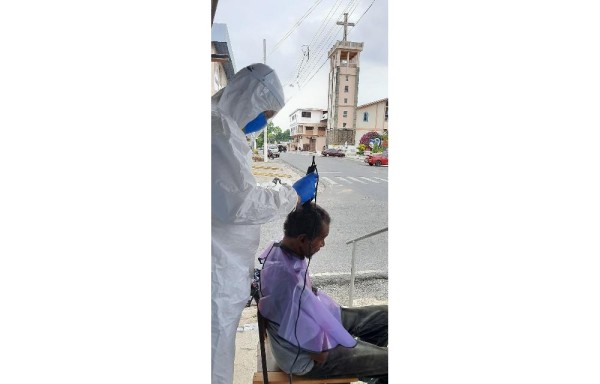 Chorreranos realizan entrega de comida y mascarillas a indigentes 