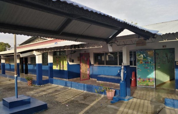 PIDEN INTERVENCIÓN DEL MEDUCA | Padres de familia de la escuela Bilingüe Sector Sur de Tocumen, están indignados porque sus hijos tienen dos semanas sin dar clases. Piden al Ministerio de Educación que intervenga y ponga fin al problema. Esta escuela cerró sus puertas porque solo tiene dos trabajadores manuales, y están pidiendo que sea dos por turno. ‘No es una escuela muy grande; mínimo tiene tres pisos', expresó unas de la madre de familia.