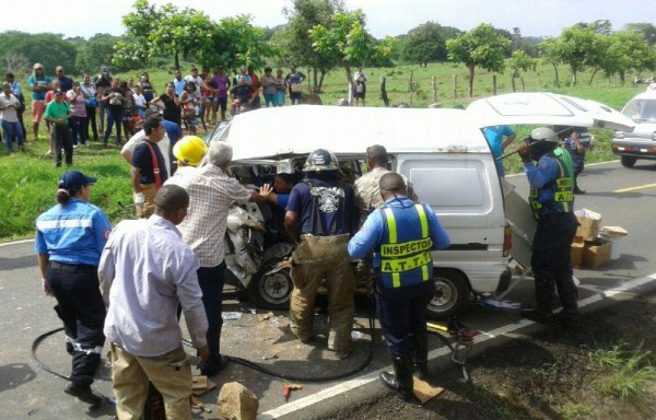 Bomberos auxiliaron al conductor del microbús.