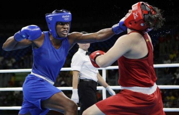 La boxeadora aficionada panameña Atheyna Bylon (i).