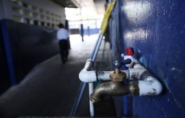 Los estudiantes de preescolar y la dirección del plantel quedaron sumergidos en aguas residuales.