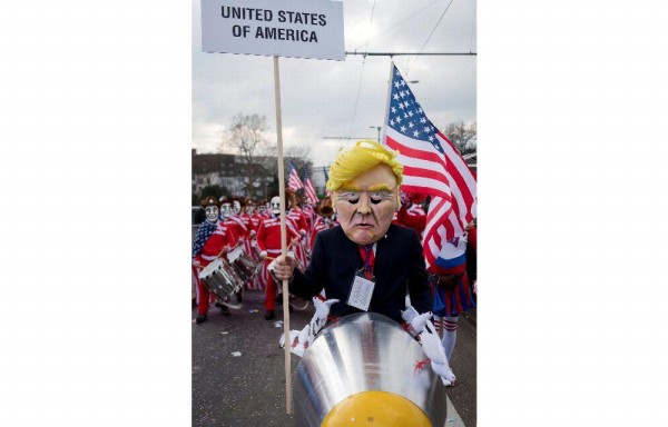 Se visten de Trump y Kim Jong en el Carnaval