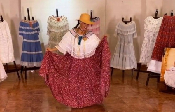 Orgullosas por el traje típico