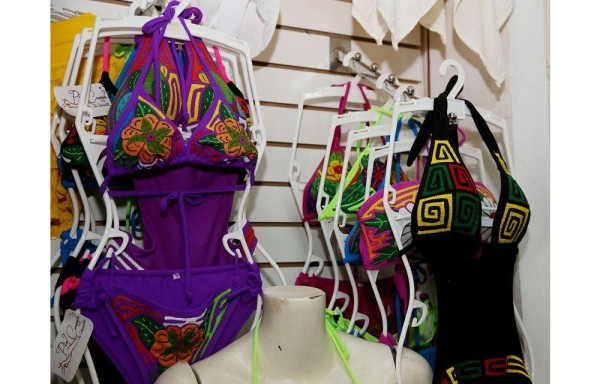 Vestidos de baño no escapan de la tendencia.