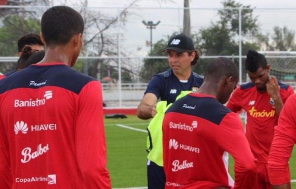 Pipino abandonó el equipo junto con su asistente.