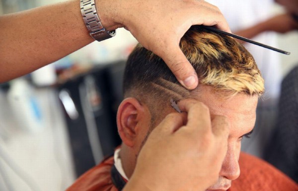 Algunos varones se pintan el pelo