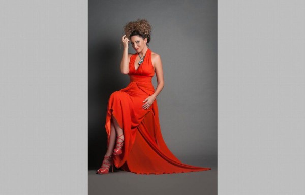 Durante la noche presentará aquellas canciones que le ha compuesto a otros artistas, pero a su estilo, además de sus anécdotas detrás de las canciones y relatos de su vida.