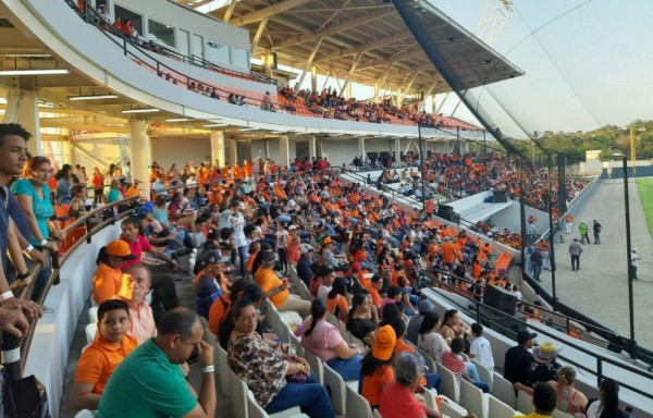 La fiesta en las gradas fue descomunal.