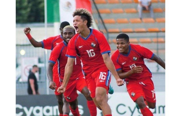 El chiricano José Bernal celebra el 2-0 para Panamá, con su gol al minuto 50.