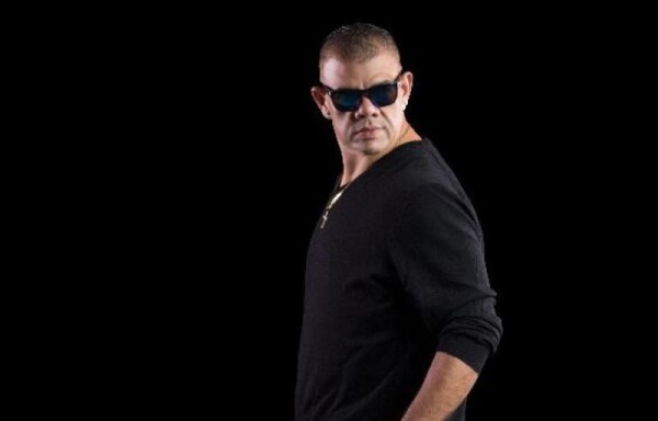 Actualmente el artista luce delgado.