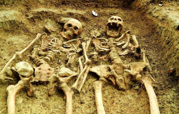 Esqueletos tomados de la mano durante 700 años