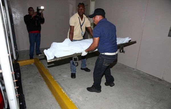 Instante en que se realizaba el levantamiento del cuerpo de Carlos Henríquez (25 años).