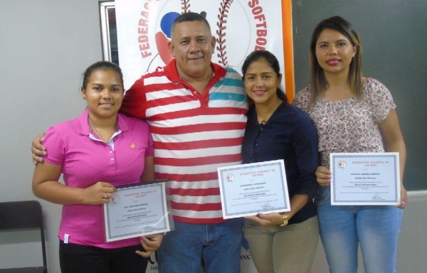 Las chicas también se lucieron en el softbol este 2016.