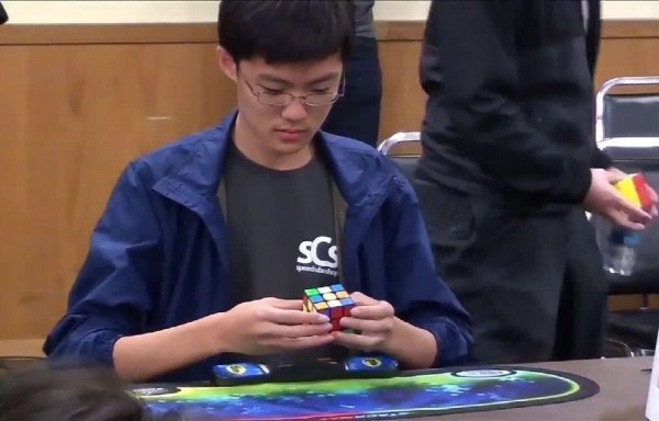 Mi promedio de tiempo es de 8 segundos para completar el cubo 3×3  dice Steve en la descripción de su canal de YouTube.