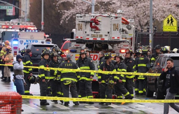 Pistolero tenía un chaleco verde y una máscara de gas, lanzó un artefacto para llenar el vagón de humo.