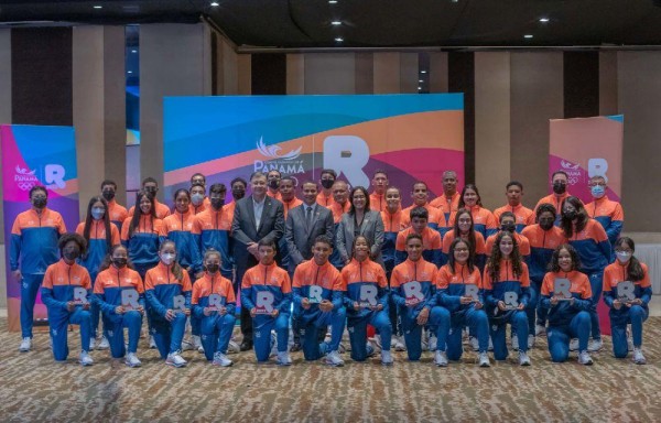ELIGEN LOS ABANDERADOS | Los 46 atletas y 16 entrenadores que forman parte de la de la delegación que representara a Panamá en los III Juegos suramericanos de Juventud, participaron ayer en un congresillo técnico previo al torneo regional que se realizará en Rosario, Argentina. En la reunión se escogieron a los Abanderados de la Delegación Nacional: Emily Santos de natación y Samir Marciaga de lucha. Al mismo tiempo se les hizo entrega de sus uniformes oficiales.