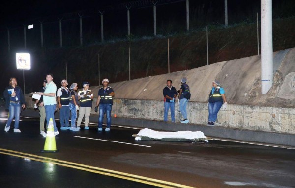 Peatones se quejan porque los conductores manejan muy rápido por esta vía.