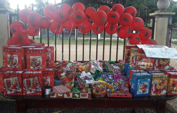 Los niños recibieron golosinas y juguetes.