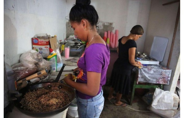 Voluntarios se dedican a cocinar a diario.