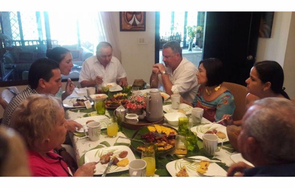 Embajador y el diputado Castillo junto a sus esposas.