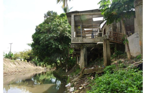 Anexos fueron construidos sobre pilotes.