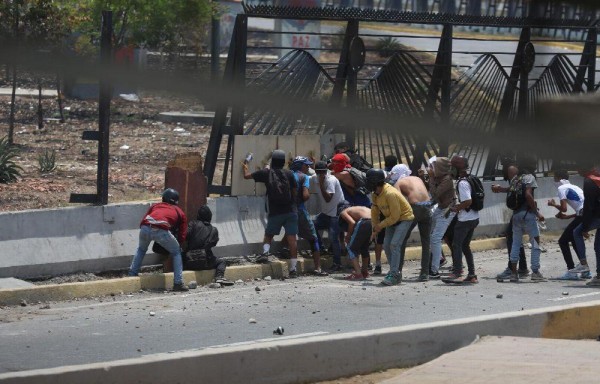 Las protestas han sido reprimidas por las fuerzas militares, se habla de al menos 80 heridos.