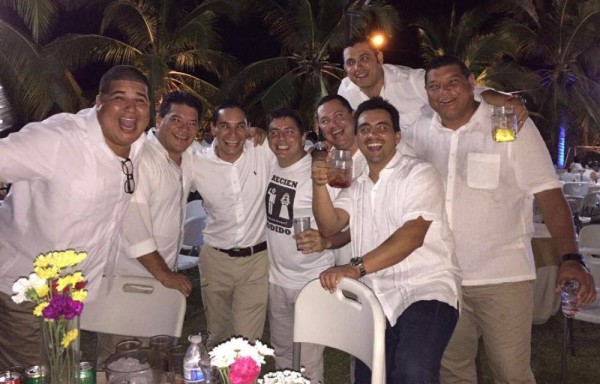 Familiares y amigos participaron de la boda.